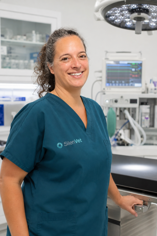 Dra. Verónica Vieitez Muñoz, especialista en anestesia veterinaria, en un entorno clínico